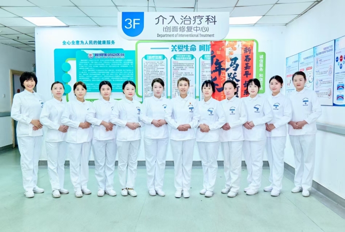 一面锦旗诉衷肠，温情护理暖心房——记鞍钢总院介入科陈晨护士02